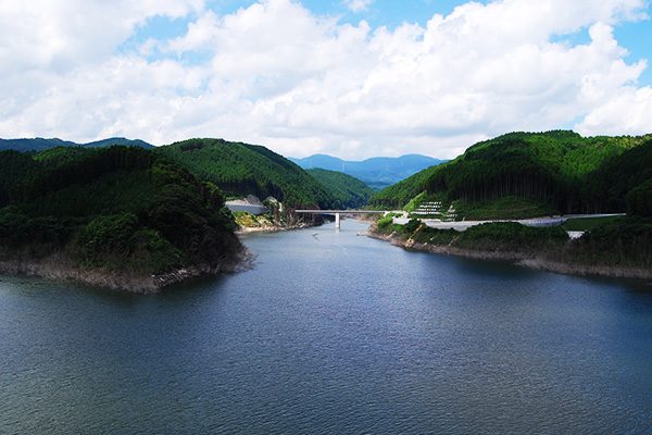 山に囲まれたダム湖・しゃくなげ湖畔コース