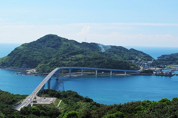 遠くに見える世界遺産・軍艦島を眺めながら走るコース