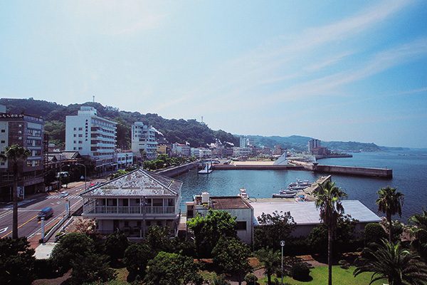 橘湾の海沿いを走る小浜温泉コース