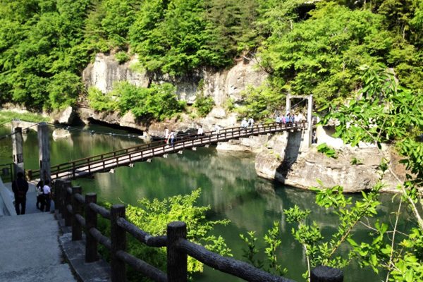 100万年の時を刻む断崖、塔のへつり～渓谷コース