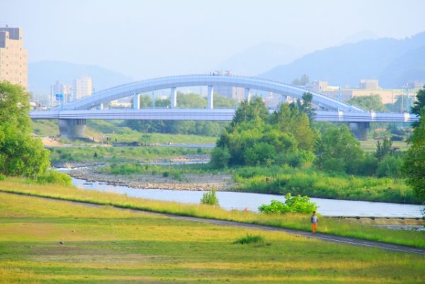 札幌の中心を流れる豊平川、河川敷満喫コース