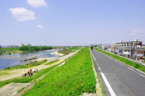 公園で休憩もできる境川サイクリングロードコース