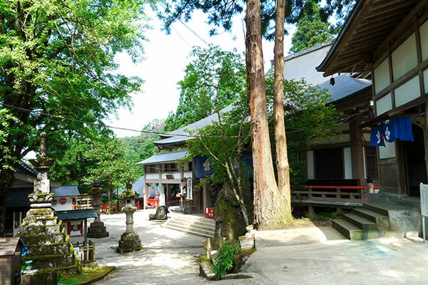 大岩山日石寺で滝行体験とそうめんを楽しむコース