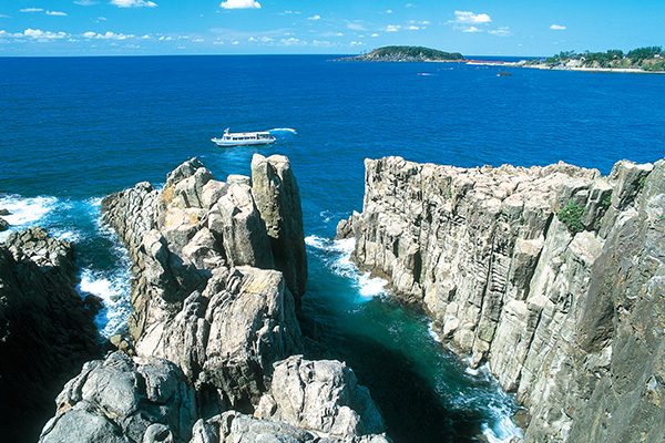 日本随一の奇勝・東尋坊をのぞくドキドキコース