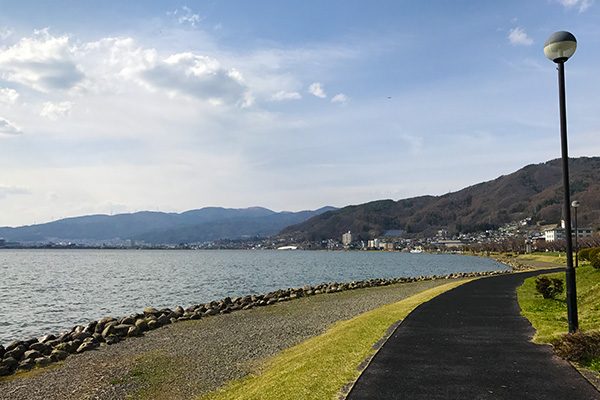 脚にやさしいゴムチップ舗装、諏訪湖一周コース