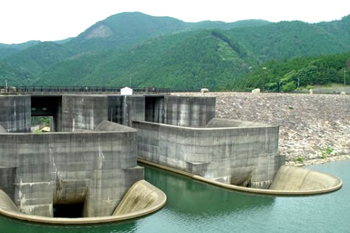 青土ダムまで上る「あいの土山マラソン」コース