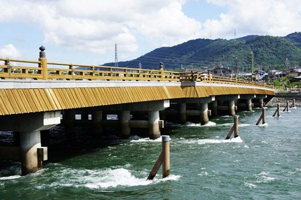 宇治平等院と宇治川沿いを走るコース